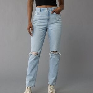 🌿 NWT American Eagle Ripped Mom Jeans size 2 short